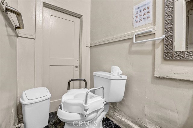 1470 W Adams Boulevard, Los Angeles CA: https://media.crmls.org/medias/ad7dc292-ae0b-41de-b920-ea6d805a4e09.jpg