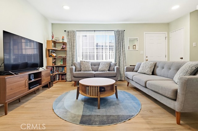 Detail Gallery Image 4 of 26 For 915 Carob Way #3,  Montebello,  CA 90640 - 3 Beds | 2 Baths