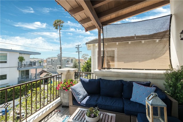 1075 7th Street, Hermosa Beach, California 90254, 3 Bedrooms Bedrooms, ,2 BathroomsBathrooms,Residential,Sold,7th,PV21166971