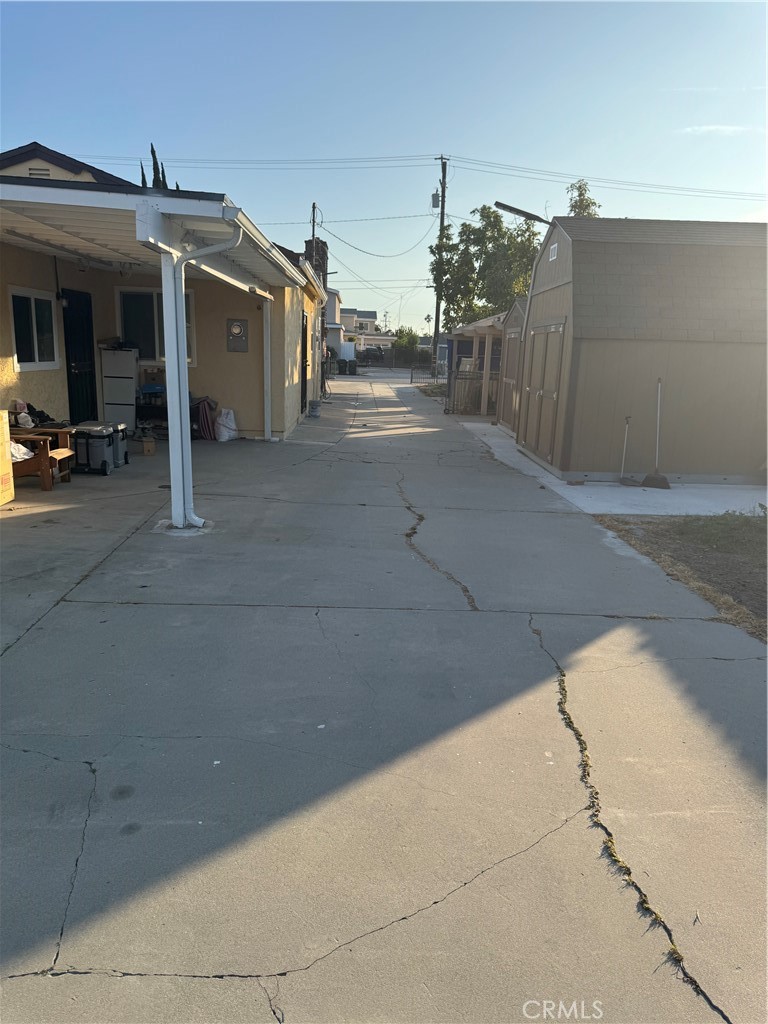 https://media.crmls.org/medias/ad7ef6bd-c2a1-4c8c-b2f4-ba750ef30977.jpg?preset=X-Large