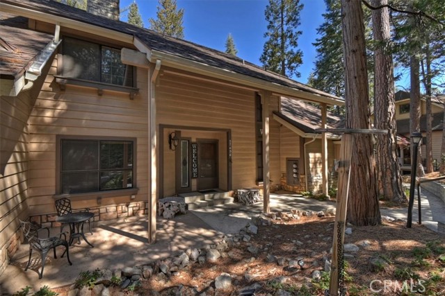 Detail Gallery Image 2 of 42 For 27456 White Fir Dr, Lake Arrowhead,  CA 92352 - 5 Beds | 3/2 Baths