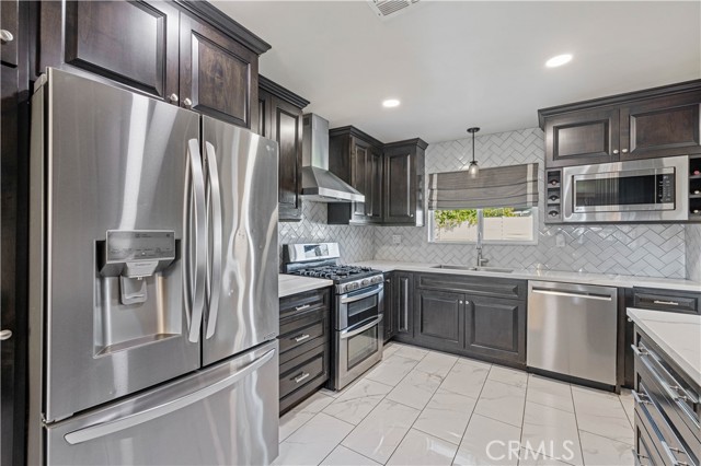 Detail Gallery Image 9 of 47 For 27933 Honeycomb Dr, Saugus,  CA 91350 - 4 Beds | 2/1 Baths