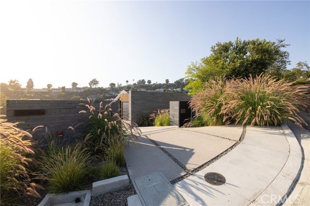 1000 Oriole Drive, Laguna Beach CA: https://media.crmls.org/medias/ad81bbe8-327b-465d-b309-035dcfc1935c.jpg