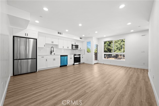 Detail Gallery Image 20 of 35 For 6700 Kester Ave, Van Nuys,  CA 91405 - 5 Beds | 4 Baths
