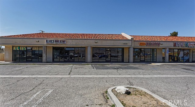 13534 Navajo Road, Apple Valley, California 92308, ,Commercial Lease,For Rent,13534 Navajo Road,CRHD25069136