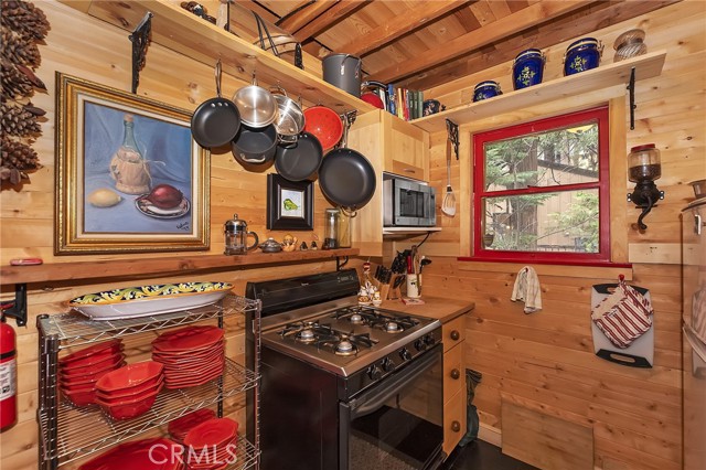 Detail Gallery Image 24 of 31 For 529 West Victoria Ct, Lake Arrowhead,  CA 92352 - 2 Beds | 1 Baths