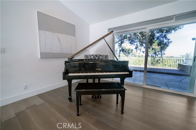 Detail Gallery Image 13 of 33 For 753 Claymont Dr, Los Angeles,  CA 90049 - 3 Beds | 3 Baths