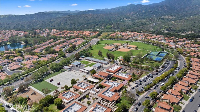8 Geranium, Rancho Santa Margarita CA: https://media.crmls.org/medias/ad994ab3-da29-48fa-a3fd-7308e40e52c7.jpg