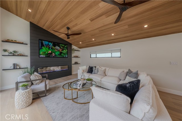 9141 Aloha Drive, Huntington Beach CA: https://media.crmls.org/medias/ad99533a-e54f-40c6-85be-f49e9de697e1.jpg