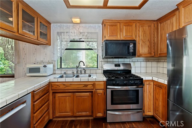 High-end stainless appliances. 5 burner gas stove.