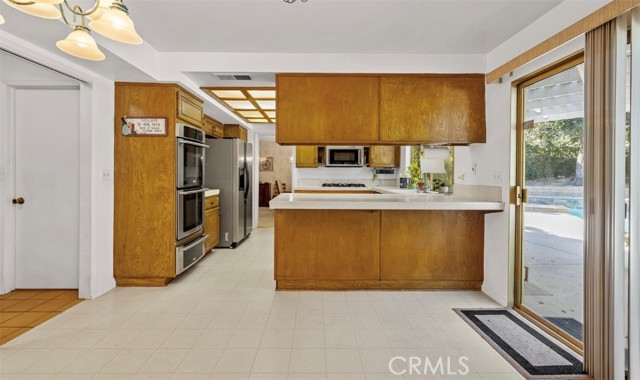 5340 Edgeware Drive, Calabasas CA: https://media.crmls.org/medias/ad9f7618-923f-45f9-8105-c5a7ac1b48b4.jpg
