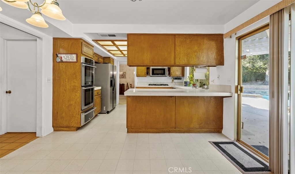 https://media.crmls.org/medias/ad9f7618-923f-45f9-8105-c5a7ac1b48b4.jpg?preset=X-Large
