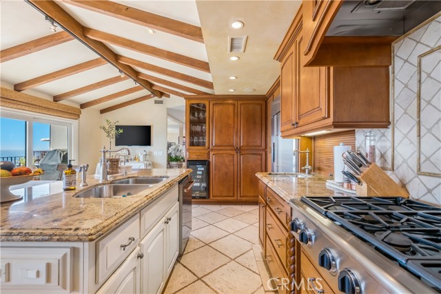 Detail Gallery Image 15 of 43 For 32061 Coast Hwy, Laguna Beach,  CA 92651 - 4 Beds | 4/2 Baths