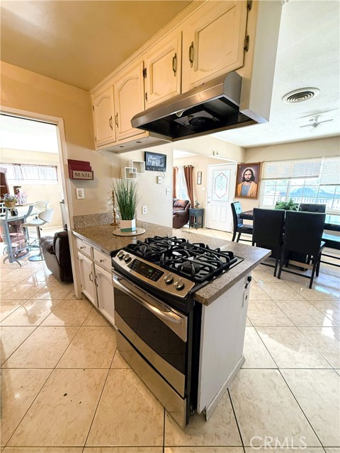 Detail Gallery Image 13 of 40 For 1320 White Ln, Bakersfield,  CA 93307 - 4 Beds | 2 Baths