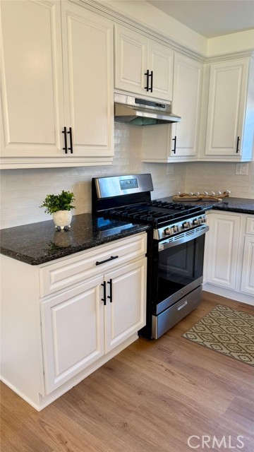 1502 W Hemlock Way, Santa Ana CA: https://media.crmls.org/medias/ada723ee-1d3d-4836-815e-8d82c593c695.jpg