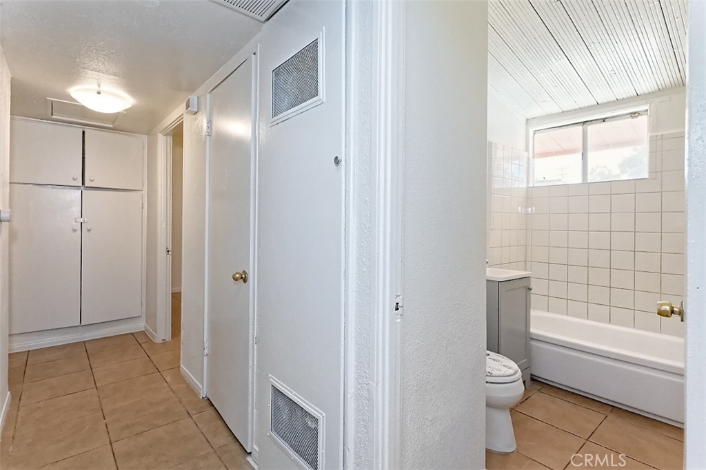 https://media.crmls.org/medias/ada9ad3b-de3e-4ea4-8226-c1a9d2c781ed.jpg?preset=X-Large