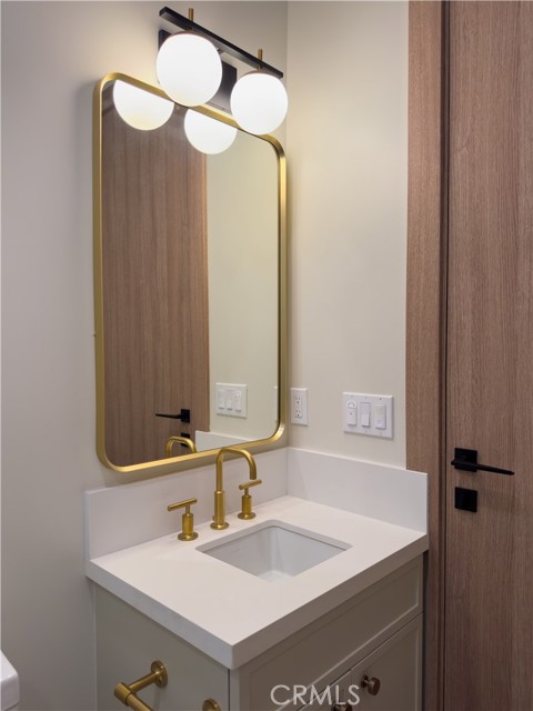 Detail Gallery Image 8 of 56 For 404 16th St, Manhattan Beach,  CA 90266 - 5 Beds | 5/2 Baths