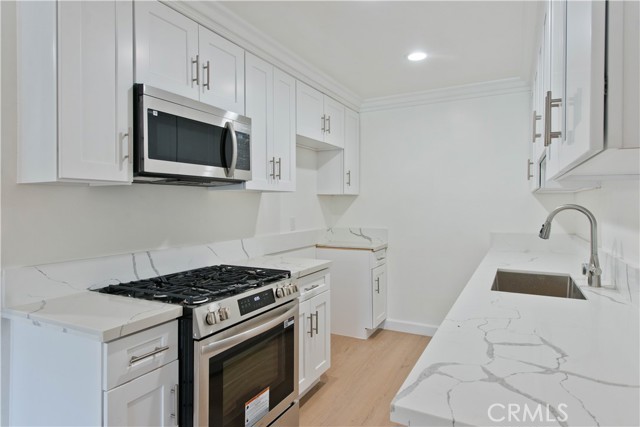 Detail Gallery Image 3 of 25 For 5415 Newcastle Ave #18,  Encino,  CA 91316 - 3 Beds | 2 Baths