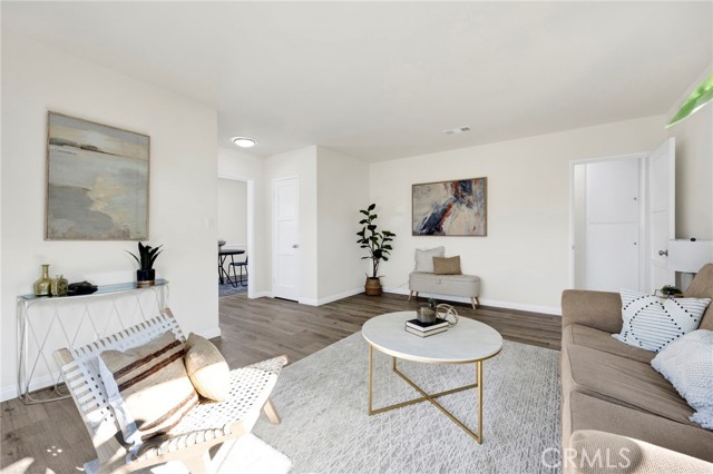 17350 Hamlin Street, Lake Balboa CA: https://media.crmls.org/medias/adb10951-892b-45ec-ac26-d04e9ada0ec3.jpg