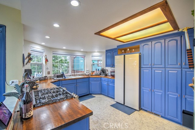 582 Rose Lane, Twin Peaks CA: https://media.crmls.org/medias/adb6aa47-e2a4-4171-89bb-dff1749bfd20.jpg