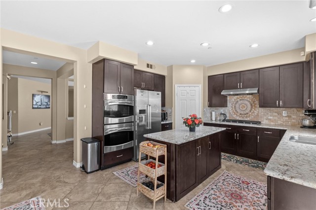 5381 Campania Way, Fontana CA: https://media.crmls.org/medias/adb85db7-6943-4ae4-b12b-d0b2f42bba6d.jpg
