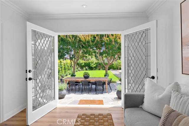 340 Broadway, Costa Mesa CA: https://media.crmls.org/medias/adb95192-2142-4cd4-af54-511f98f88e18.jpg