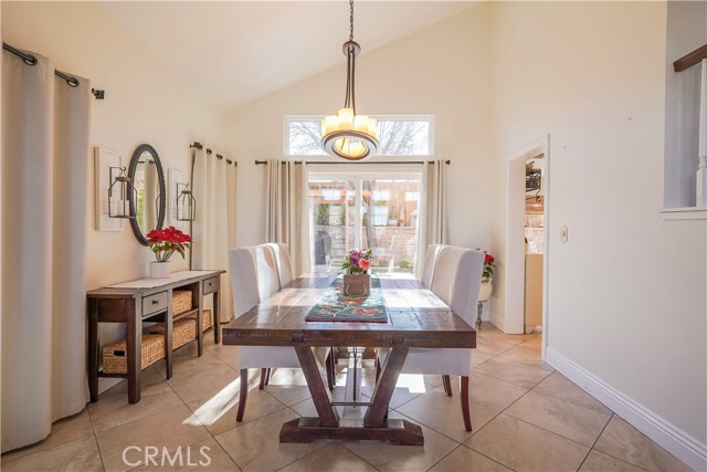 Detail Gallery Image 5 of 32 For 12206 San Ysidro St., Victorville,  CA 92392 - 4 Beds | 3 Baths