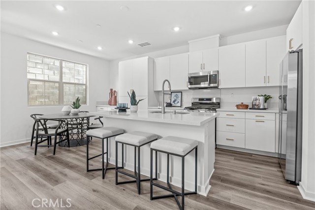 Detail Gallery Image 5 of 31 For 15907 Blue Copper Way, Fontana,  CA 92336 - 4 Beds | 2/1 Baths