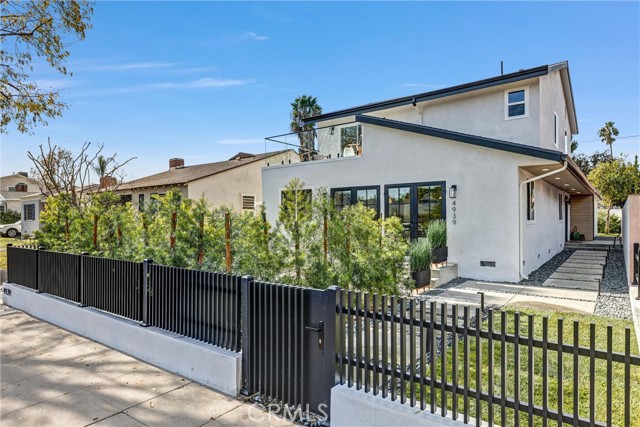 Detail Gallery Image 3 of 47 For 4939 Sancola Ave, North Hollywood,  CA 91601 - 4 Beds | 4 Baths