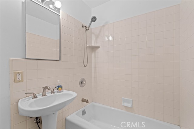 Detail Gallery Image 8 of 19 For 874 W 33rd Way, Long Beach,  CA 90806 - 3 Beds | 2 Baths