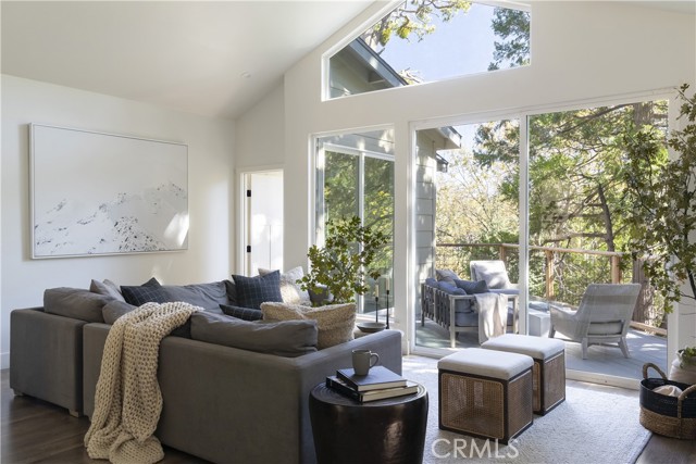 Detail Gallery Image 3 of 31 For 388 Primrose Cir, Lake Arrowhead,  CA 92352 - 6 Beds | 5 Baths