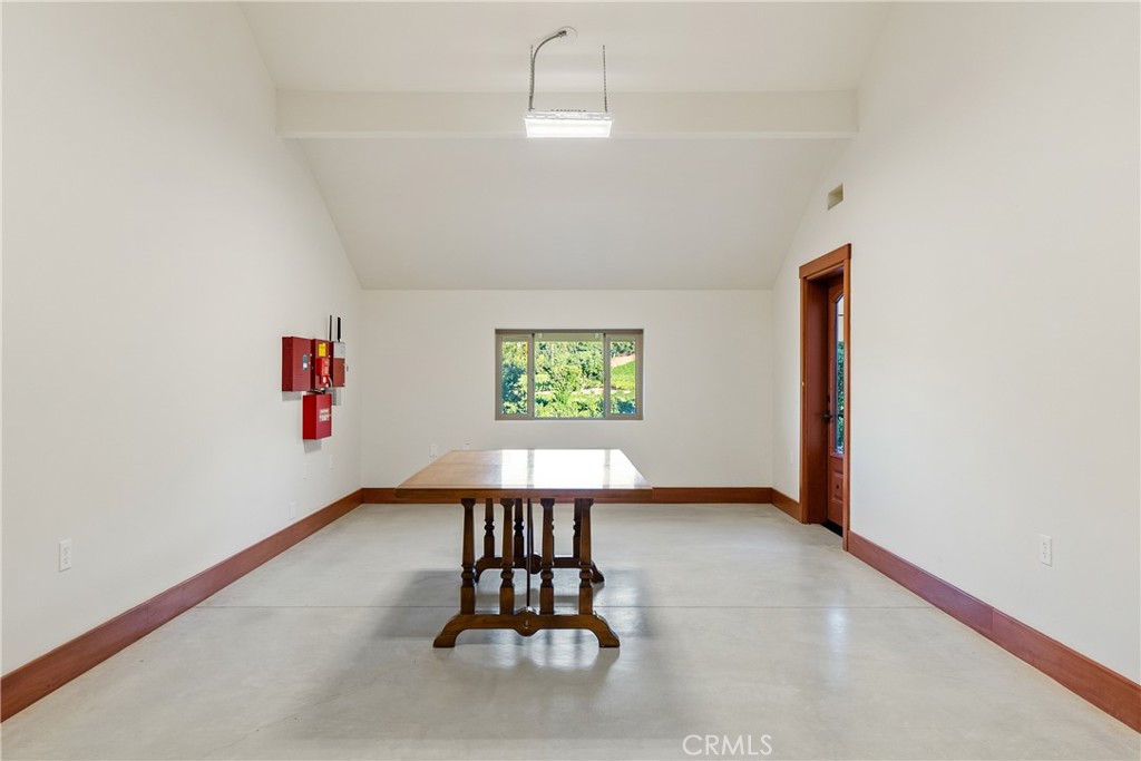 https://media.crmls.org/medias/adc6b7c4-48a8-4300-ac9d-39a578e92b81.jpg?preset=X-Large