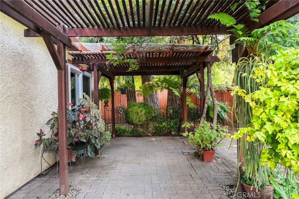 https://media.crmls.org/medias/adc7045a-d989-444a-a666-3ddb350e8d17.jpg?preset=X-Large