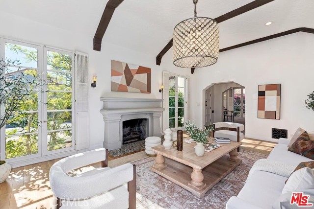 Detail Gallery Image 5 of 29 For 384 N Bonhill Rd, Los Angeles,  CA 90049 - 3 Beds | 3/2 Baths