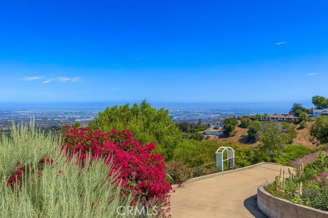 9 Maverick Lane, Rolling Hills CA: https://media.crmls.org/medias/adc9efe0-d082-4b2a-8c5a-a864d7faf0b5.jpg