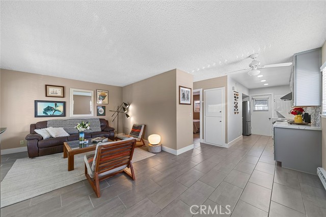 10230 Disney Circle, Huntington Beach CA: https://media.crmls.org/medias/add07903-2171-40d0-9414-5f9032992f14.jpg