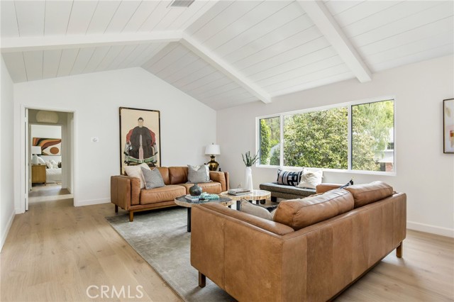 Detail Gallery Image 11 of 21 For 4057 Woodcliff Rd, Sherman Oaks,  CA 91403 - 3 Beds | 2/1 Baths