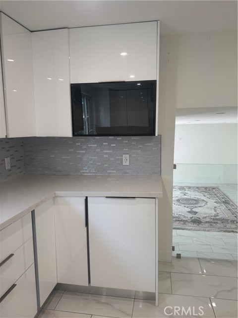 Detail Gallery Image 9 of 31 For 7127 White Oak, Reseda,  CA 91335 - 4 Beds | 3 Baths