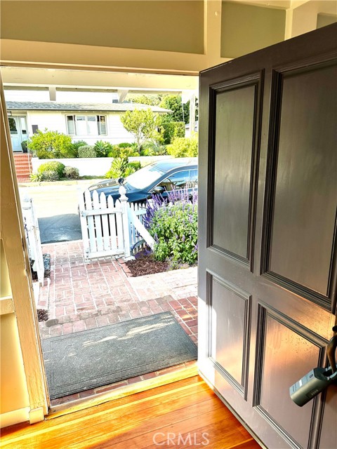 425 Monterey Drive, Laguna Beach CA: https://media.crmls.org/medias/add5651c-63f1-4440-a075-24e4444d5a87.jpg