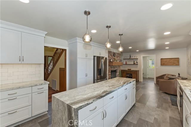 Detail Gallery Image 14 of 54 For 27513 St Bernard Ln, Lake Arrowhead,  CA 92352 - 5 Beds | 3 Baths