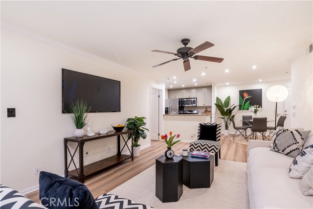 Detail Gallery Image 2 of 46 For 7320 Hawthorn Ave #111,  Los Angeles,  CA 90046 - 2 Beds | 2 Baths