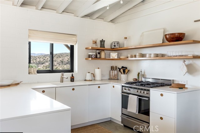 48575 Paradise Avenue, Morongo Valley CA: https://media.crmls.org/medias/add74f89-0429-4adf-a3c0-4fc9094c0d27.jpg