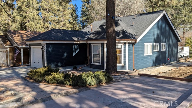 Detail Gallery Image 1 of 38 For 449 Mountainaire Ln, Big Bear Lake,  CA 92315 - 2 Beds | 2 Baths