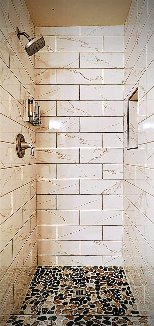 https://media.crmls.org/medias/addbcd1e-03fa-465b-93e8-df2de1e19968.jpg?preset=X-Large