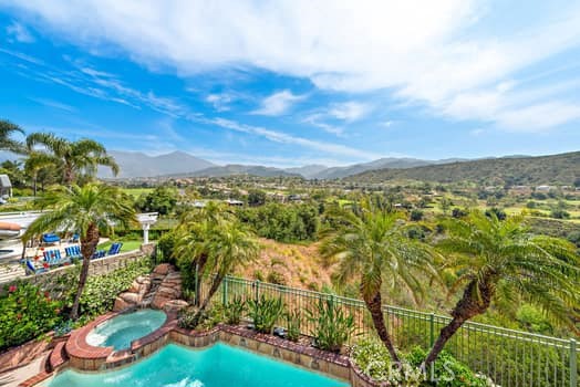 18 Beaconsfield, Rancho Santa Margarita CA: https://media.crmls.org/medias/addd4c89-79a6-4a5e-85e8-214f4bfc6ed8.jpg