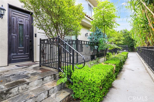 Detail Gallery Image 3 of 31 For 3501 Tilden Ave #8,  Los Angeles,  CA 90034 - 3 Beds | 3/1 Baths