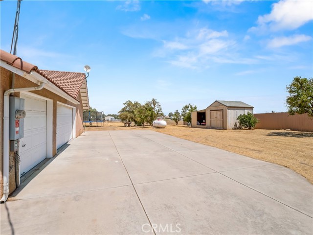 16099 Karen Road, Madera CA: https://media.crmls.org/medias/ade05969-641a-4186-bc5f-3d5bbef034f8.jpg