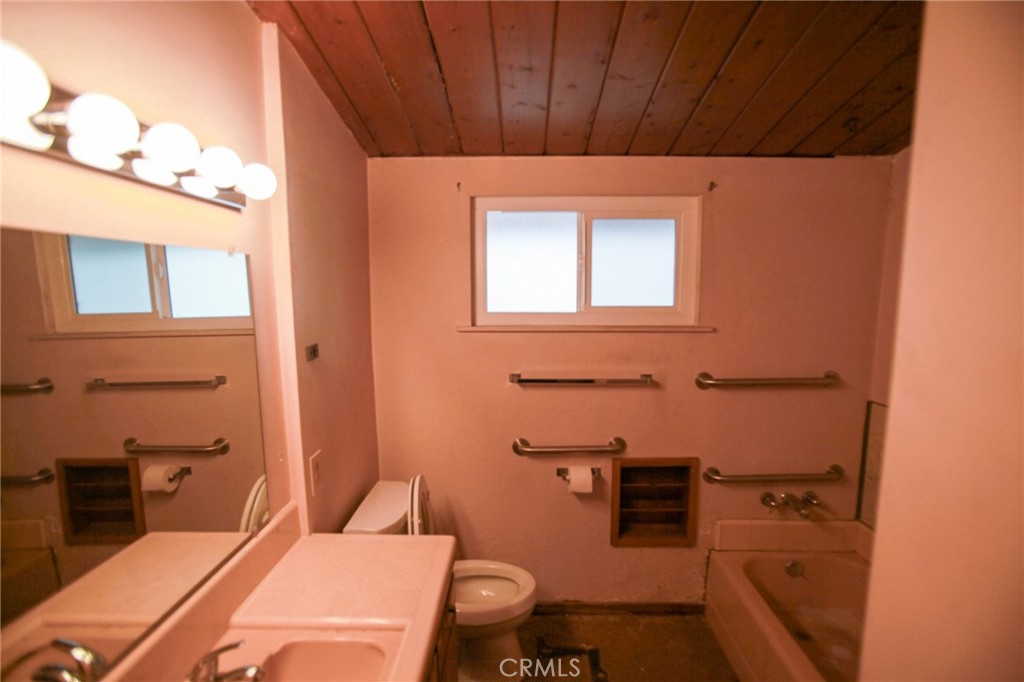https://media.crmls.org/medias/ade10d4a-f1ab-49be-bf89-7ee7ff4f586d.jpg?preset=X-Large