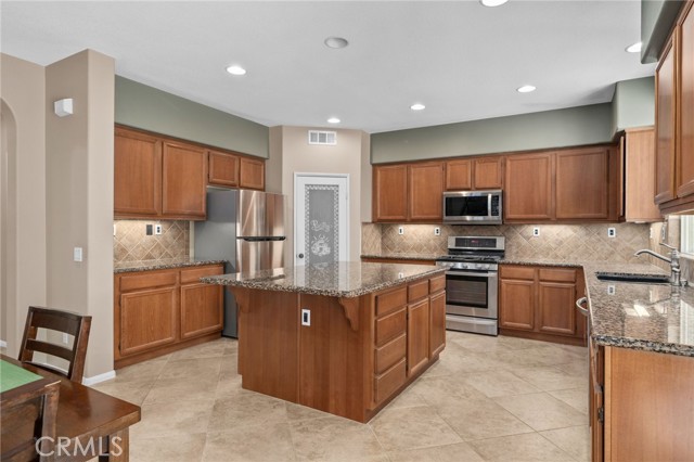 Detail Gallery Image 7 of 38 For 35021 Nicklaus Nook, Beaumont,  CA 92223 - 5 Beds | 4 Baths