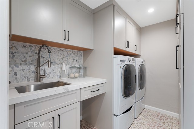 Great size laundry room with tons of storage.